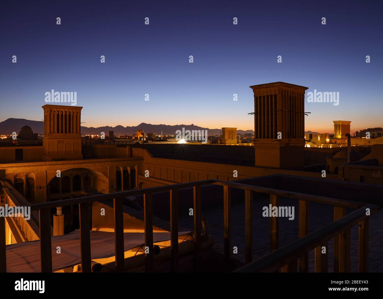 Vista de tejados con cortavientos, torres de viento (badgirs) por la noche en Yazd, Provincia de Yazd, Irán, Persia, Oriente Medio. Foto de stock