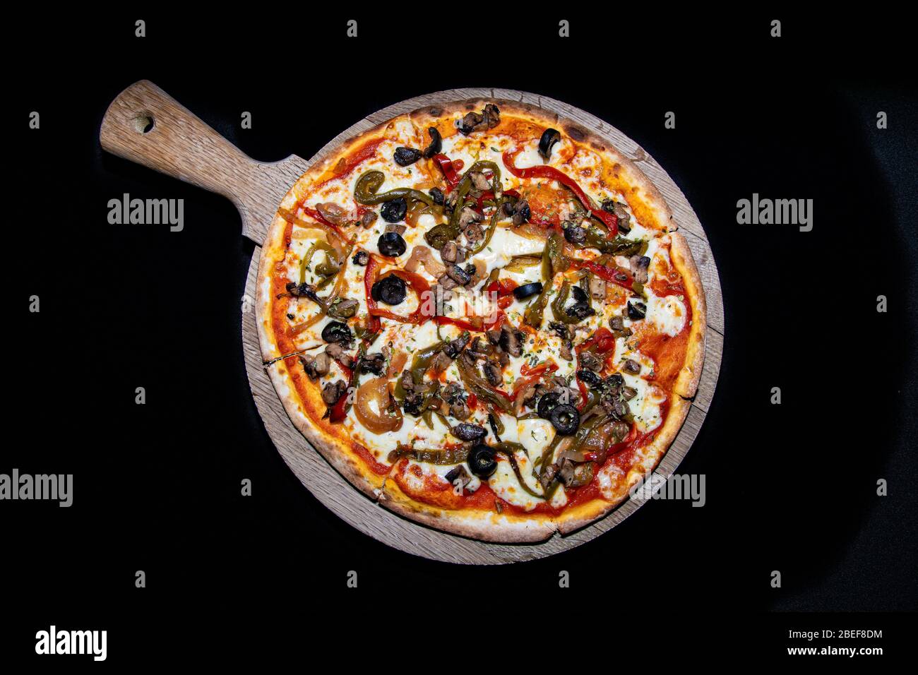 una pizza vegetariana recién horneada directamente en el horno Foto de stock