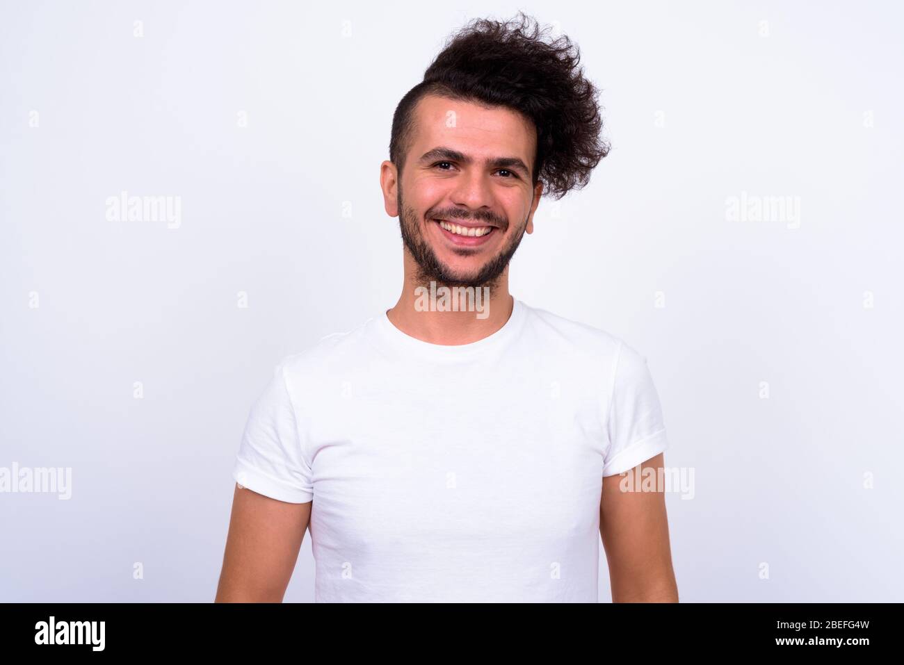 Retrato de un feliz hombre turco barbudo sonriendo Foto de stock