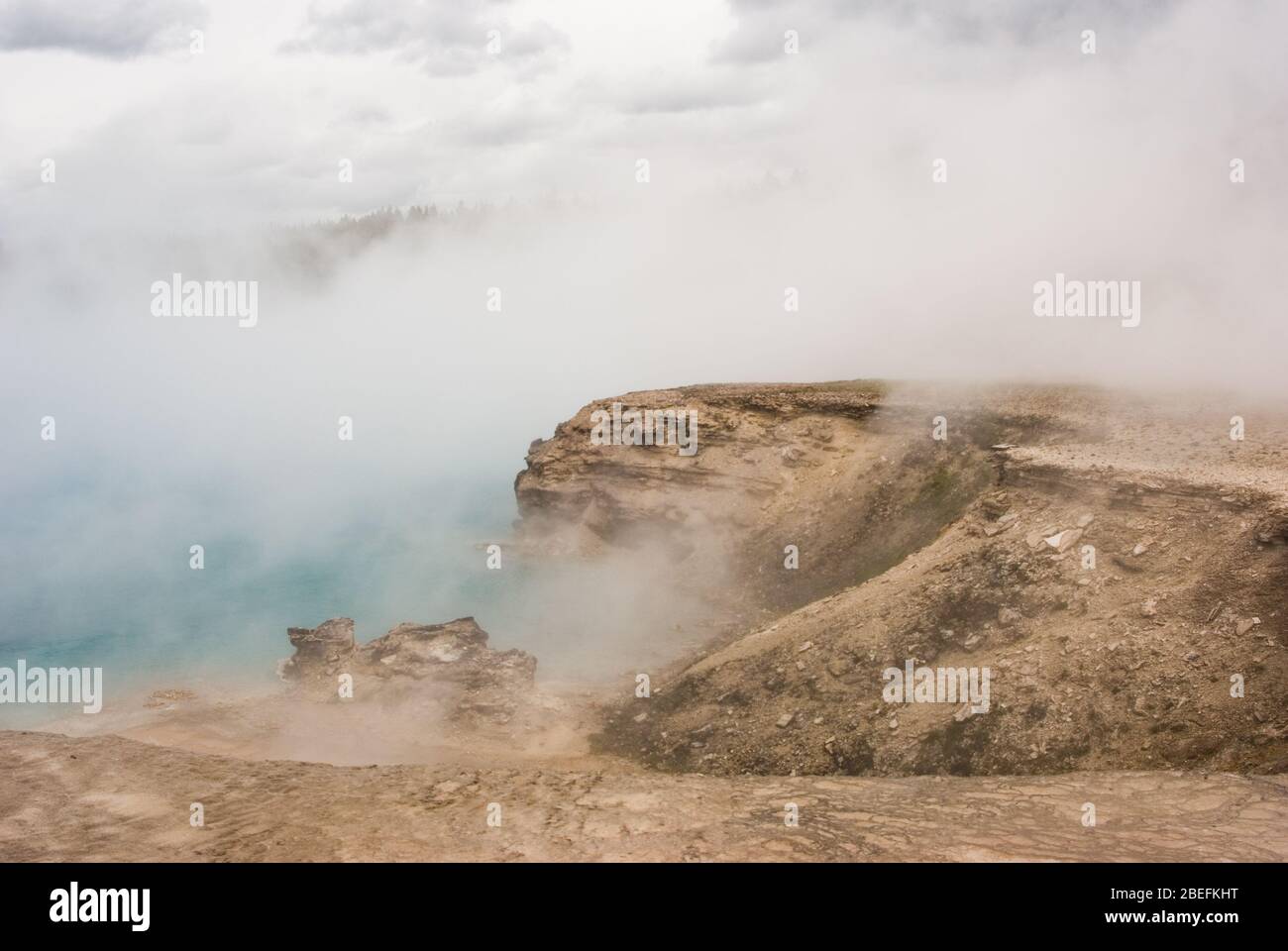 El cráter del géiser Excelsior está lleno de vapor y niebla en el Parque Nacional Yellowstone Foto de stock