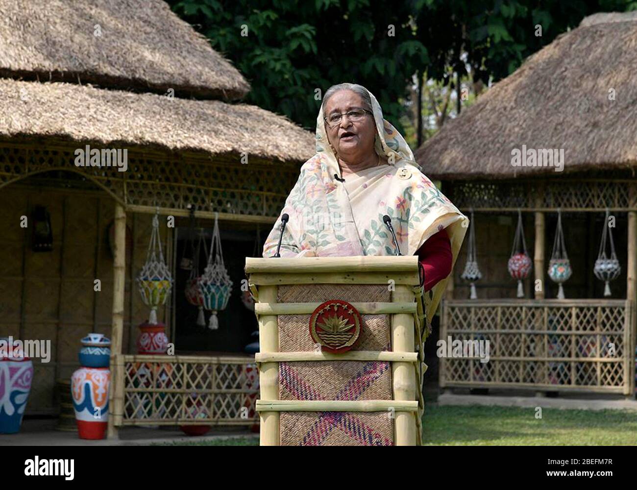 Dhaka, Bangladesh. 14 de abril de 2020. El primer Ministro de Bangladesh, Sheikh Hasina, habla en un discurso televisado a la nación en Dhaka, Bangladesh, el 13 de abril de 2020. El gobierno de Bangladesh ha revelado un plan de seguro especial y un subsidio para profesionales de la salud y otros combatientes de primera línea del COVID-19, incluidos funcionarios encargados de hacer cumplir la ley. (PID/Folleto via Xinhua) crédito: Xinhua/Alamy Live News Foto de stock