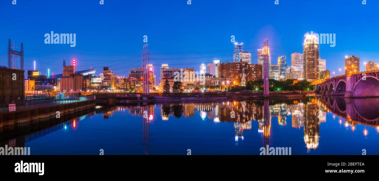 Horizonte de Minneapolis con el reflejo en el río por la noche. Foto de stock