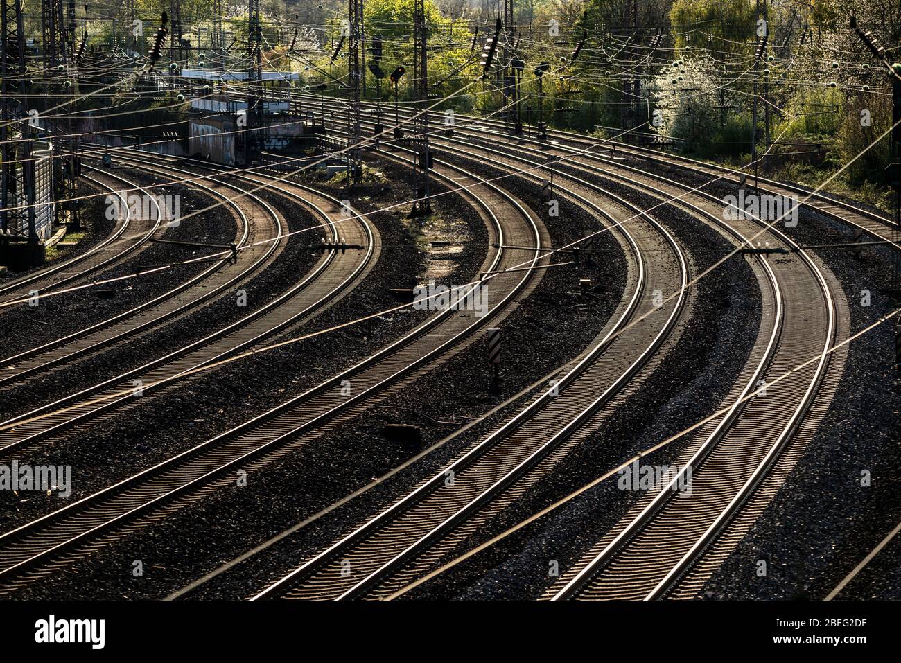 Ferrocarril, vías, ferrocarriles, infraestructura, líneas aéreas, línea ferroviaria entre Essen y Duisburg, Alemania, Foto de stock
