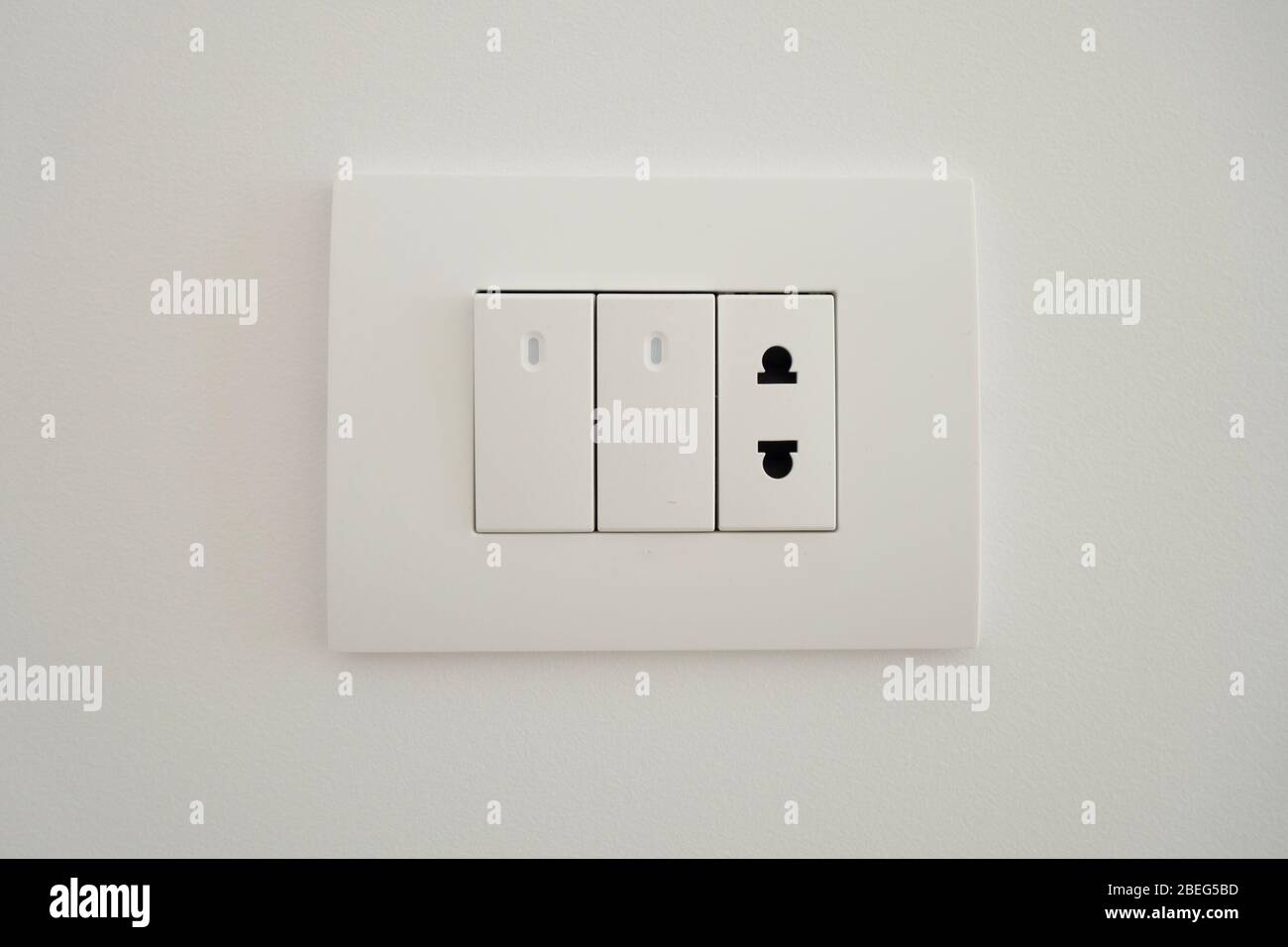 Interruptor de encendido/apagado de color blanco con iluminación LED  combinado con la toma estándar de EE.UU Fotografía de stock - Alamy