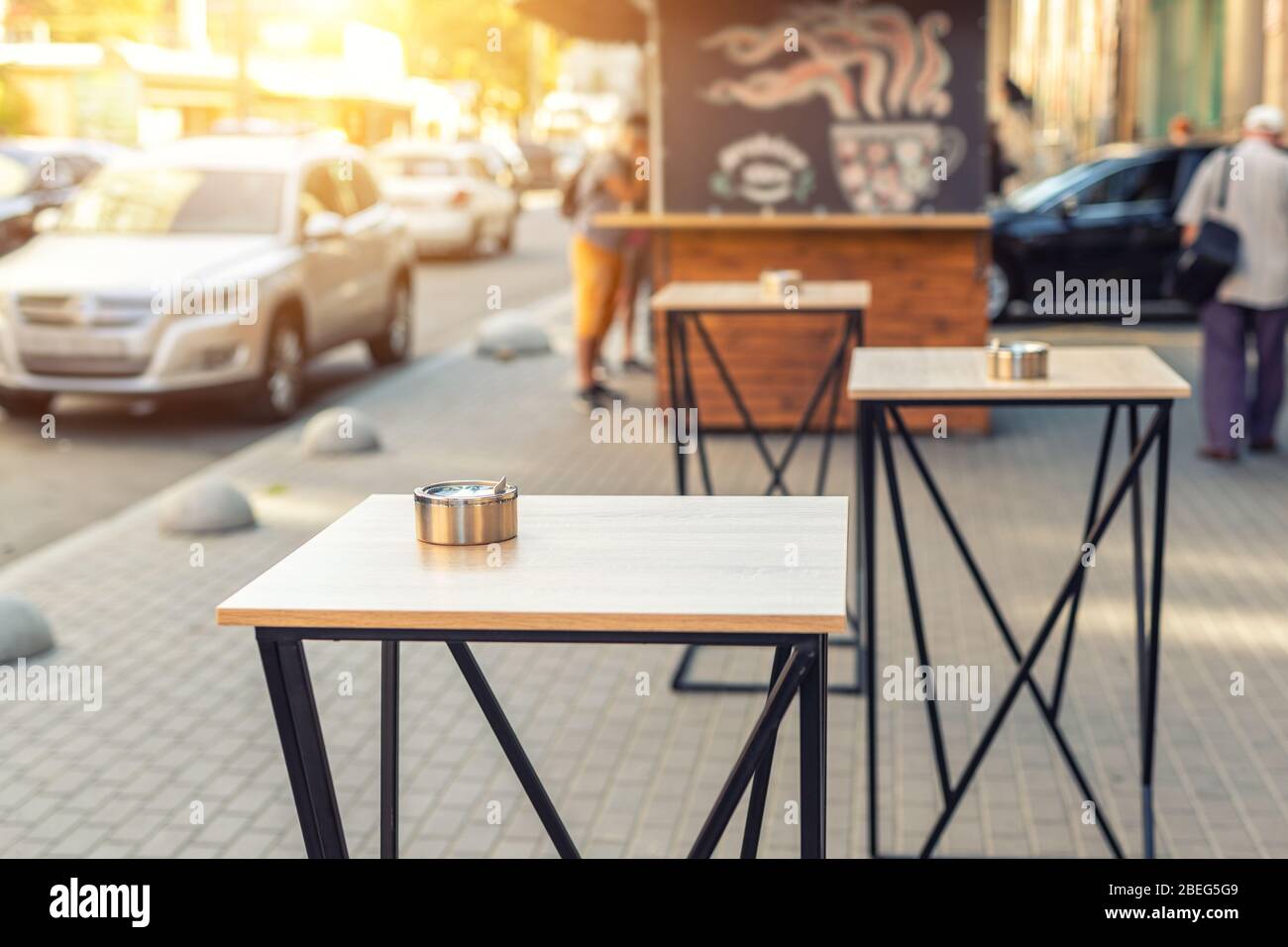 Europa calle urbano bistro café mesas de comedor sin personas durante la cuarentena. Snack bar con comida para ir al atardecer o al amanecer por la mañana Foto de stock