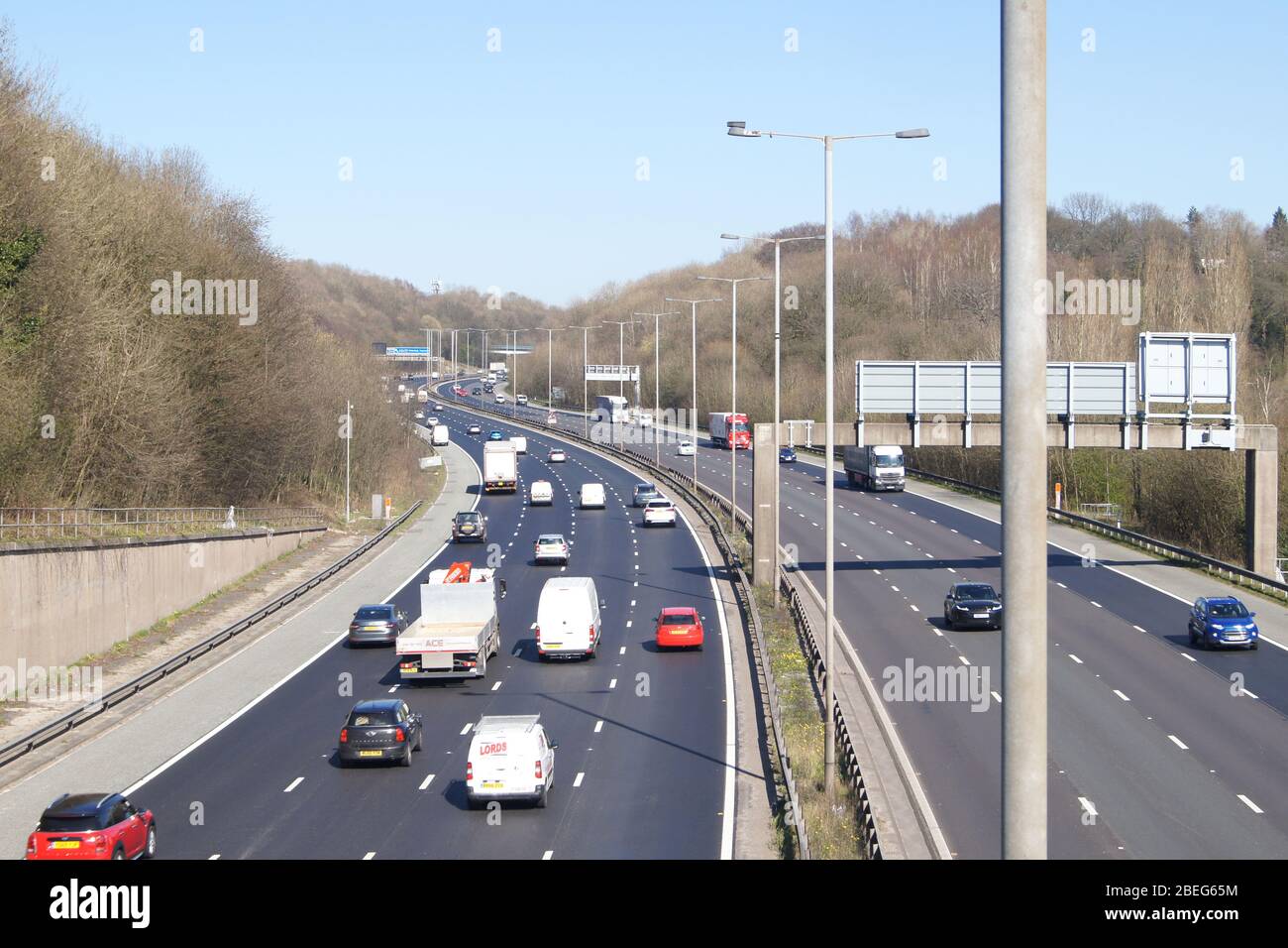 Tráfico por la autopista M60 el 26 de marzo de 2020 Foto de stock