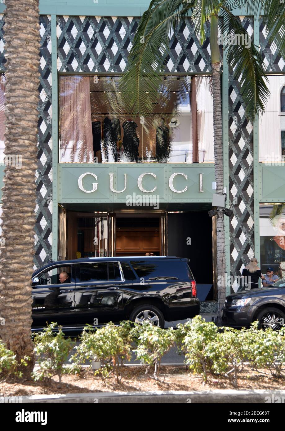 BEVERLY HILLS, CA/USA - 29 DE OCTUBRE de 2019: Entrada a la tienda Gucci en  Rodeo Drive, la zona comercial más exclusiva de los Estados Unidos  Fotografía de stock - Alamy