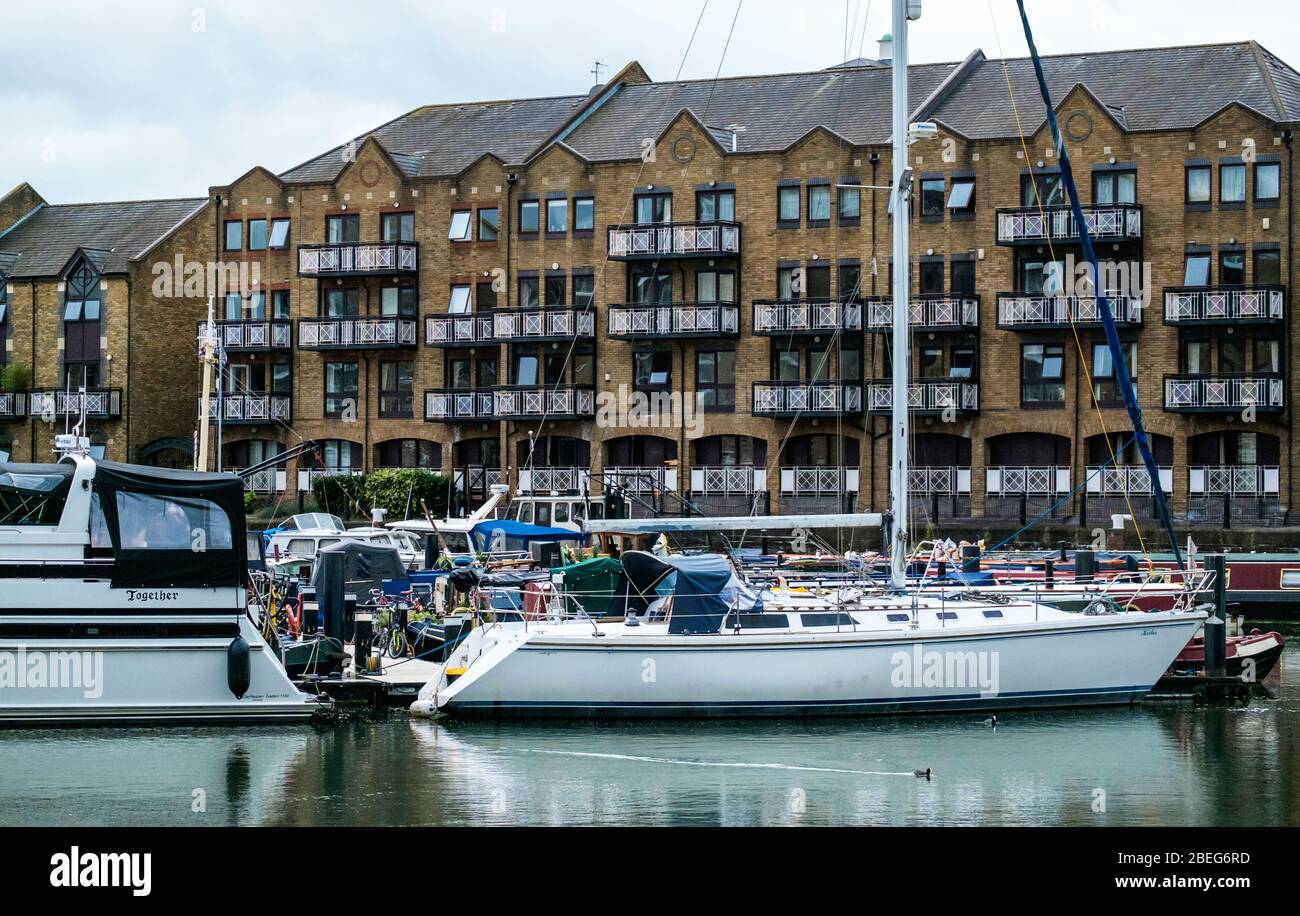 Barcos amarrados en Limehouse Marina con buen Hart lugar residencial en el desarrollo en el fondo. Tower Hamlets, Londres, Reino Unido Foto de stock