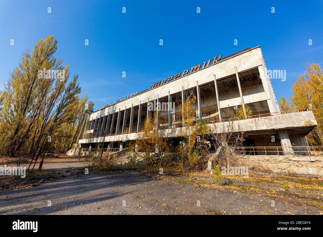 El 17 de octubre de 2019, foto del Palacio de Cultura Energetik en Primiyat en territorio abandonado en Ucrania cerca de la central nuclear de Chernobyl, que wa Foto de stock