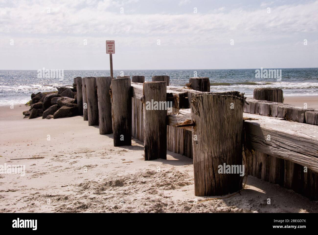 La ingle costera con un cartel de mantener fuera en la isla de Pawleys en Carolina del Sur protege las casas cercanas de la erosión de la arena. Foto de stock