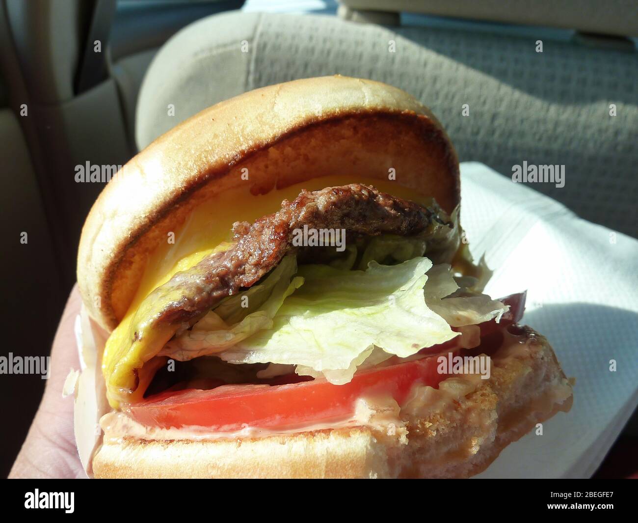 Primer plano de la famosa hamburguesas In n Out en California ...