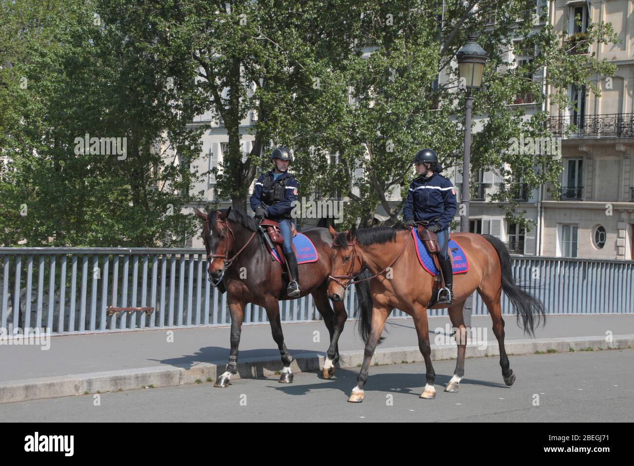 MONTADO POLICÍA EN PARÍS Foto de stock