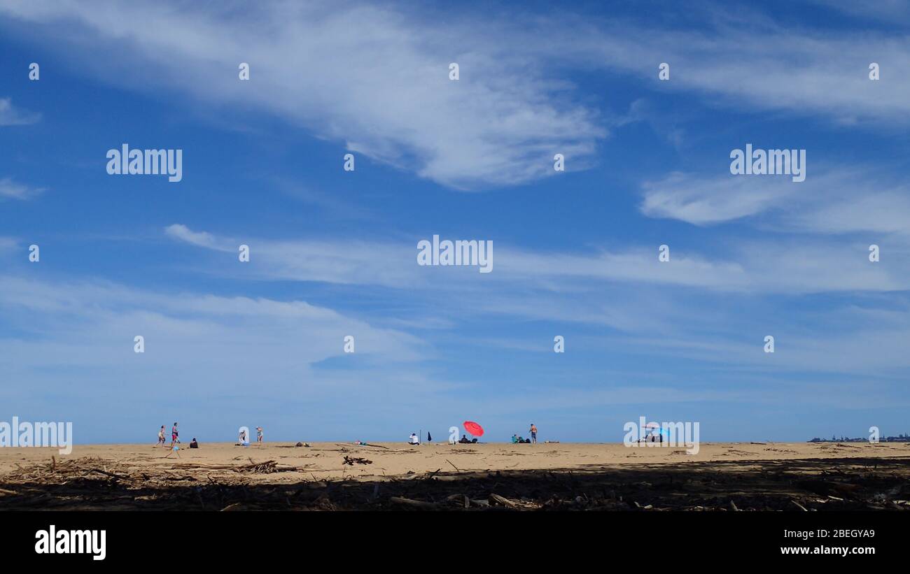 Un grupo pequeño de personas disfrutan de una playa remota en Kauai Foto de stock