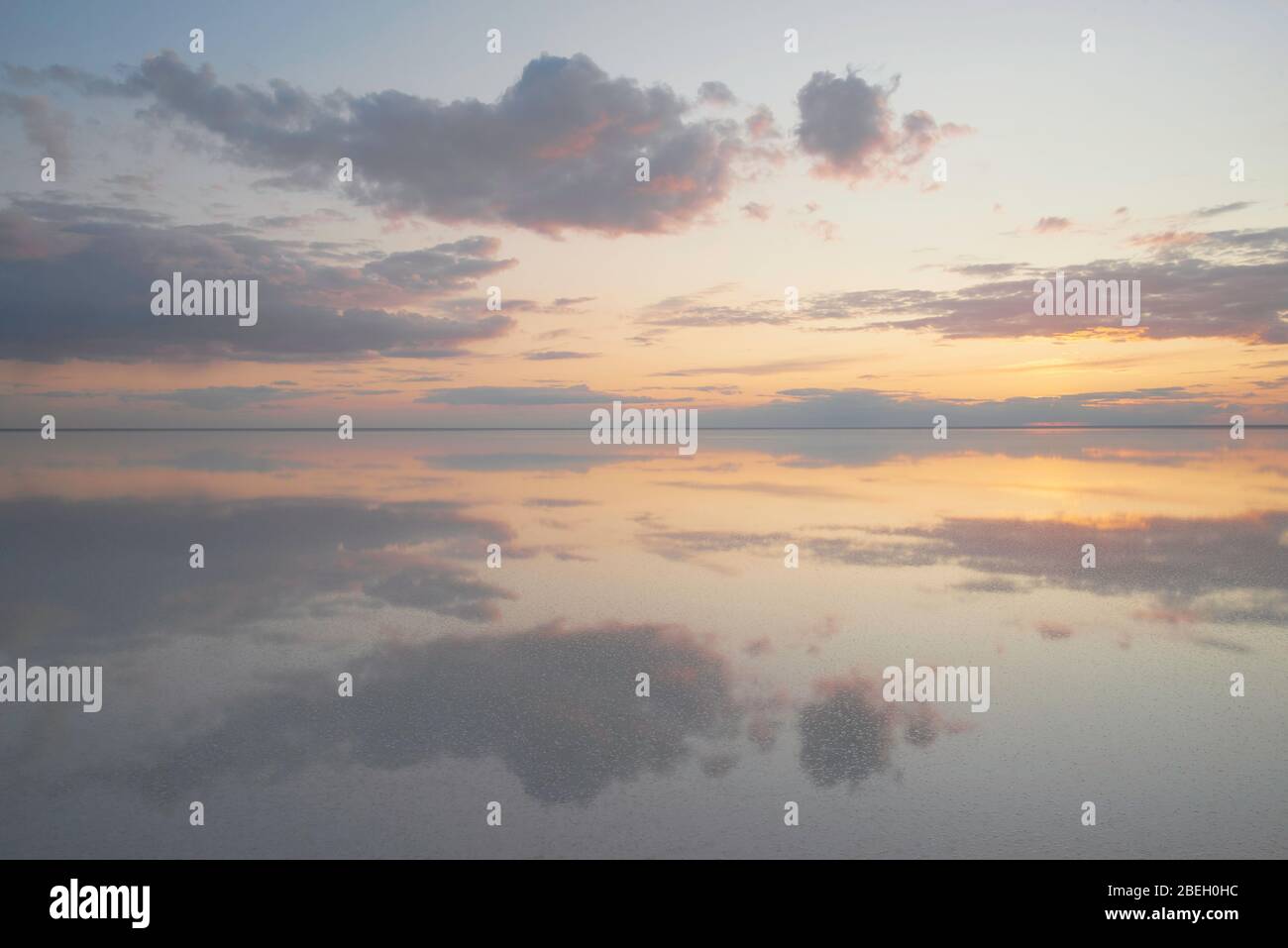 Lago Elton, escena de tranquilidad con un espejo de tono cálido nublado Foto de stock