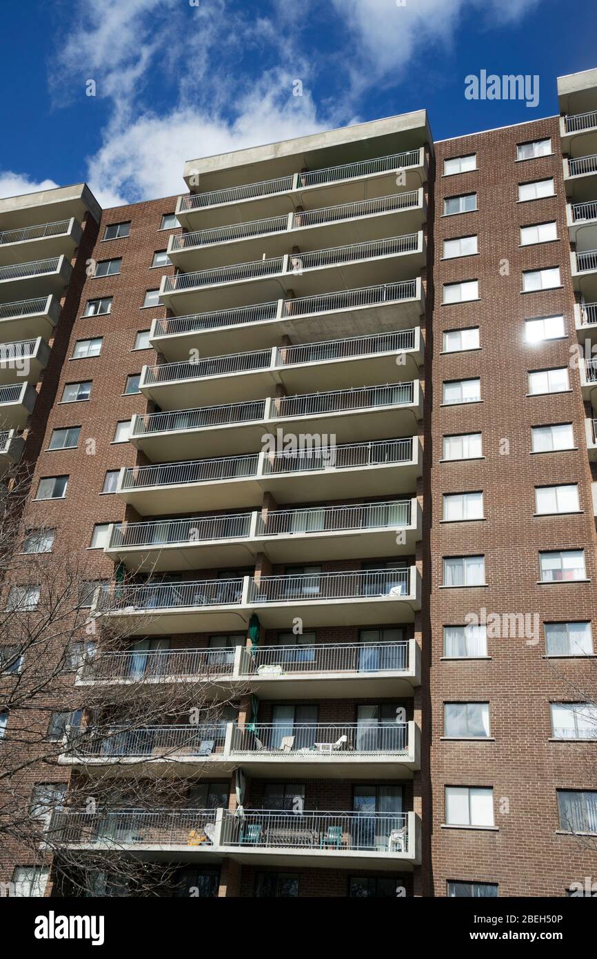 Balcones de hormigón en un edificio de apartamentos de varios pisos. Foto de stock