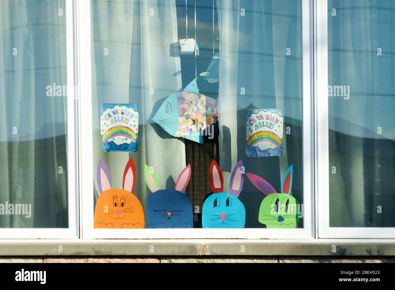 Ça va bien aller mensaje con los dibujos del arco iris y del conejito de Pascua en una ventana durante la pandemia de Covid 19 en la provincia de Quebec, Canadá. Foto de stock