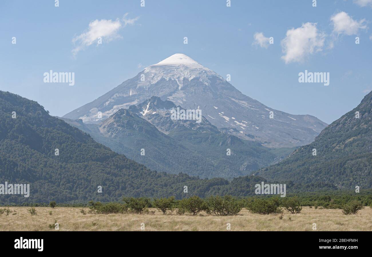Lanin Vulcano tiene 3747 m de altura, muy bueno para escalar. Foto de stock