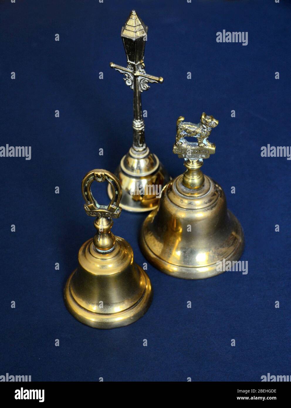 selección de campanas de mano de latón coleccionables Foto de stock