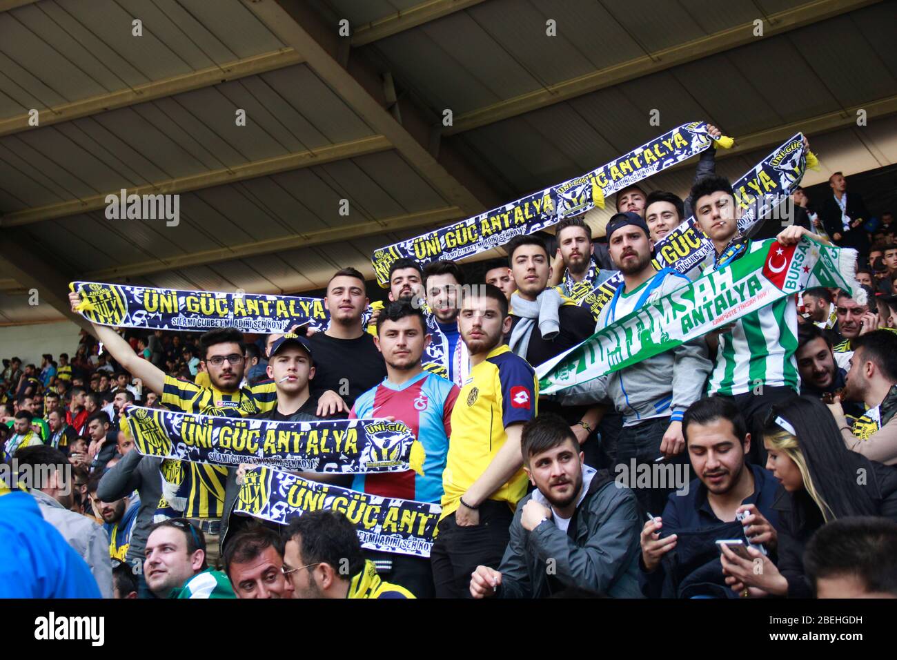 Ankara/Turquía - 05.03.2017 :un grupo de jóvenes aficionados al fútbol turco que mantienen bufandas en el equipo en tribune Foto de stock