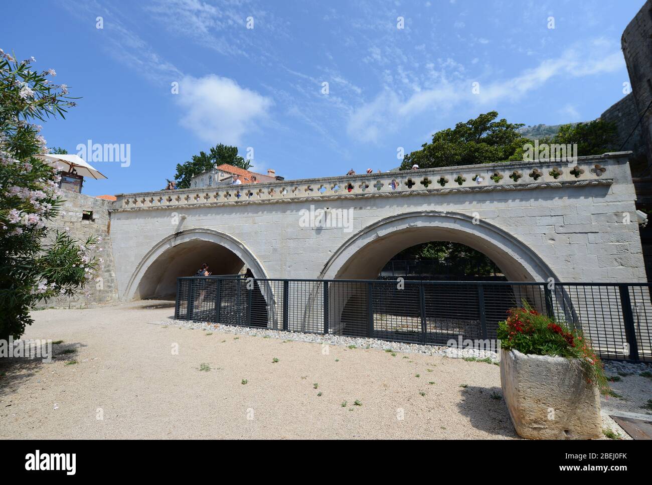 Puente que conduce hacia la puerta de Pile y hacia el casco antiguo de Dubrovnik, Croacia. Foto de stock
