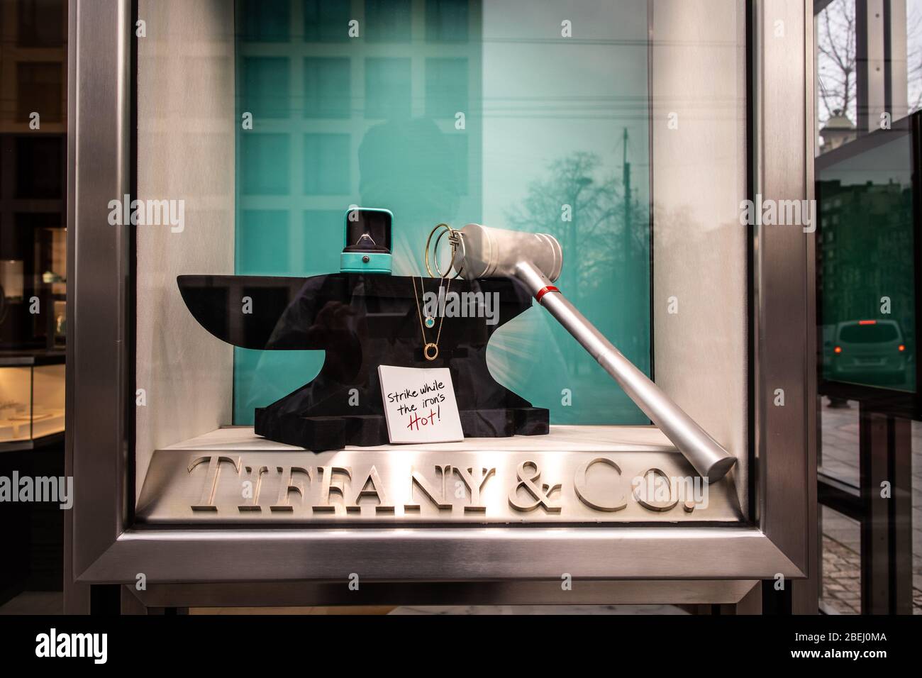 Bruselas, Bélgica, 2020 de enero: Tienda de joyas Tiffany, escaparates, exposición con joyas de diamantes, anillos, collares, pendientes de Tiffany & Co Foto de stock