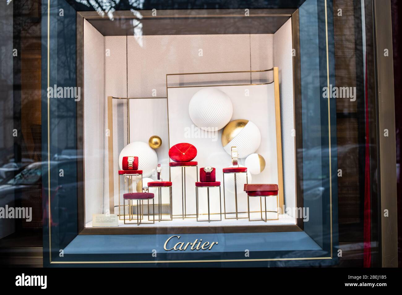 Bruselas, Bélgica, 2020 de enero: Joyería Cartier, escaparates, exposición con accesorios de ropa, relojes y joyas de Cartier Foto de stock