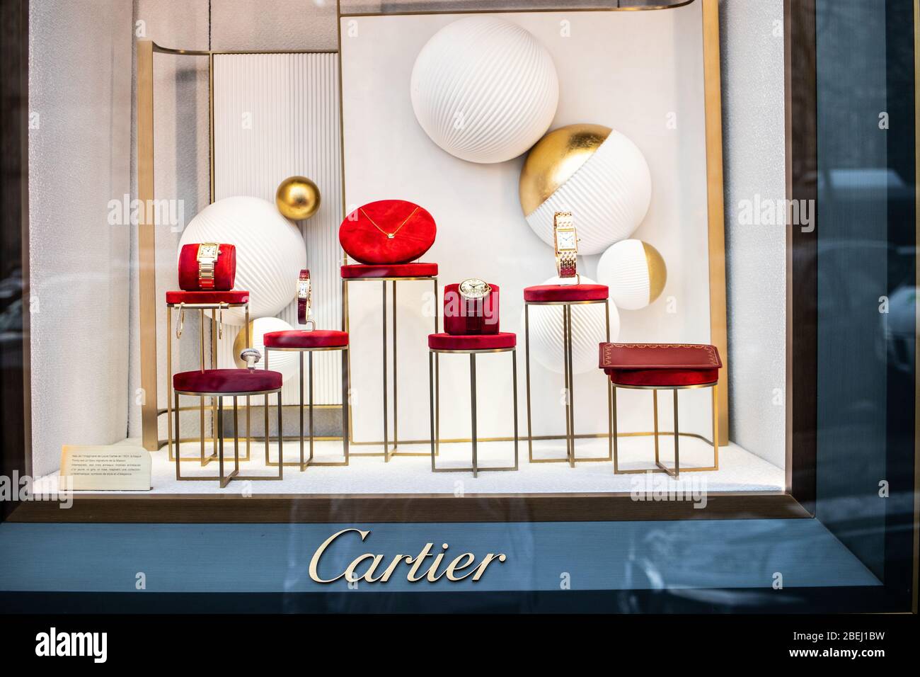 Bruselas, Bélgica, 2020 de enero: Joyería Cartier, escaparates, exposición  con accesorios de ropa, relojes y joyas de Cartier Fotografía de stock -  Alamy
