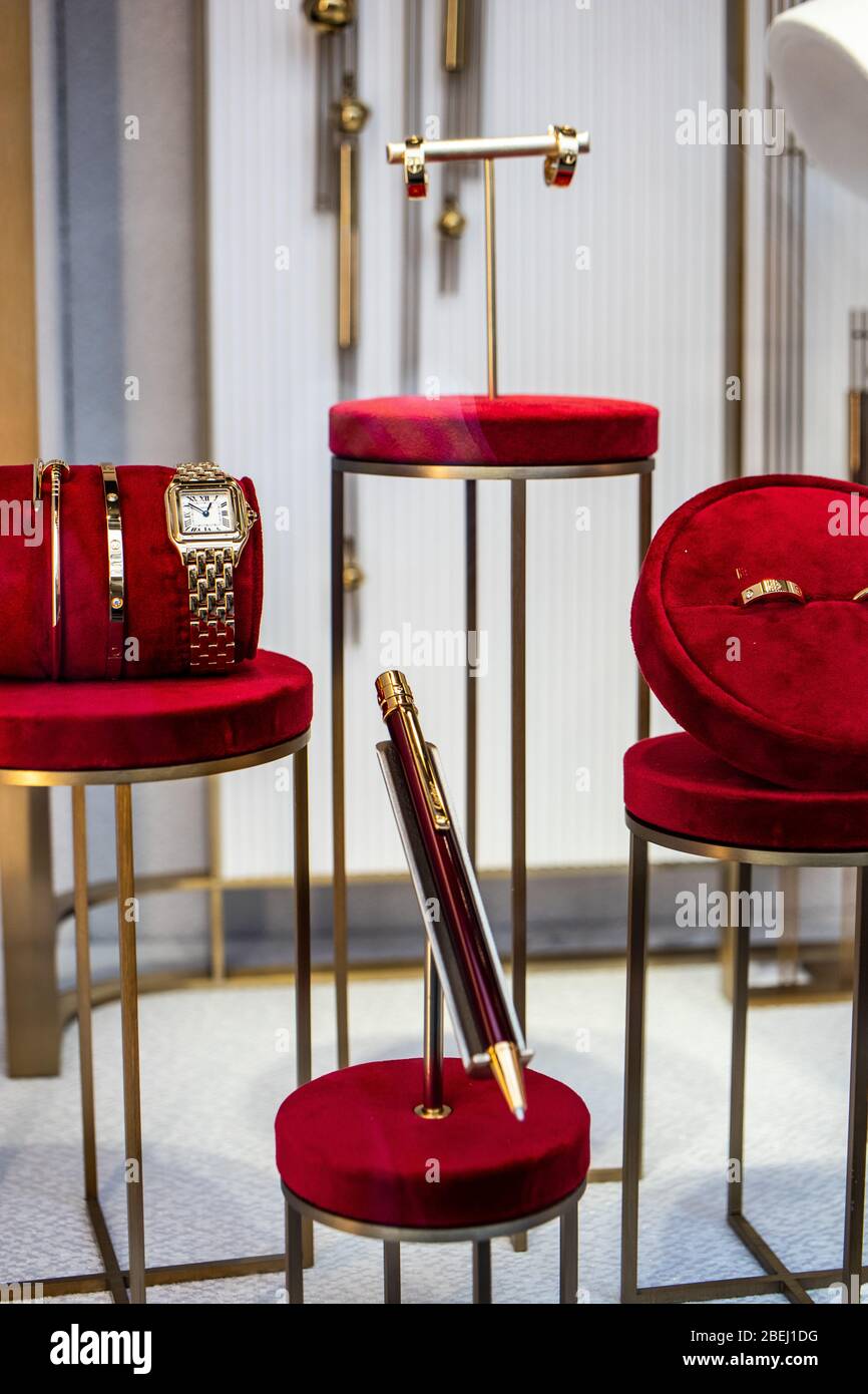 Bruselas, Bélgica, 2020 de enero: Joyería Cartier, escaparates, exposición con accesorios de ropa, relojes y joyas de Cartier Foto de stock