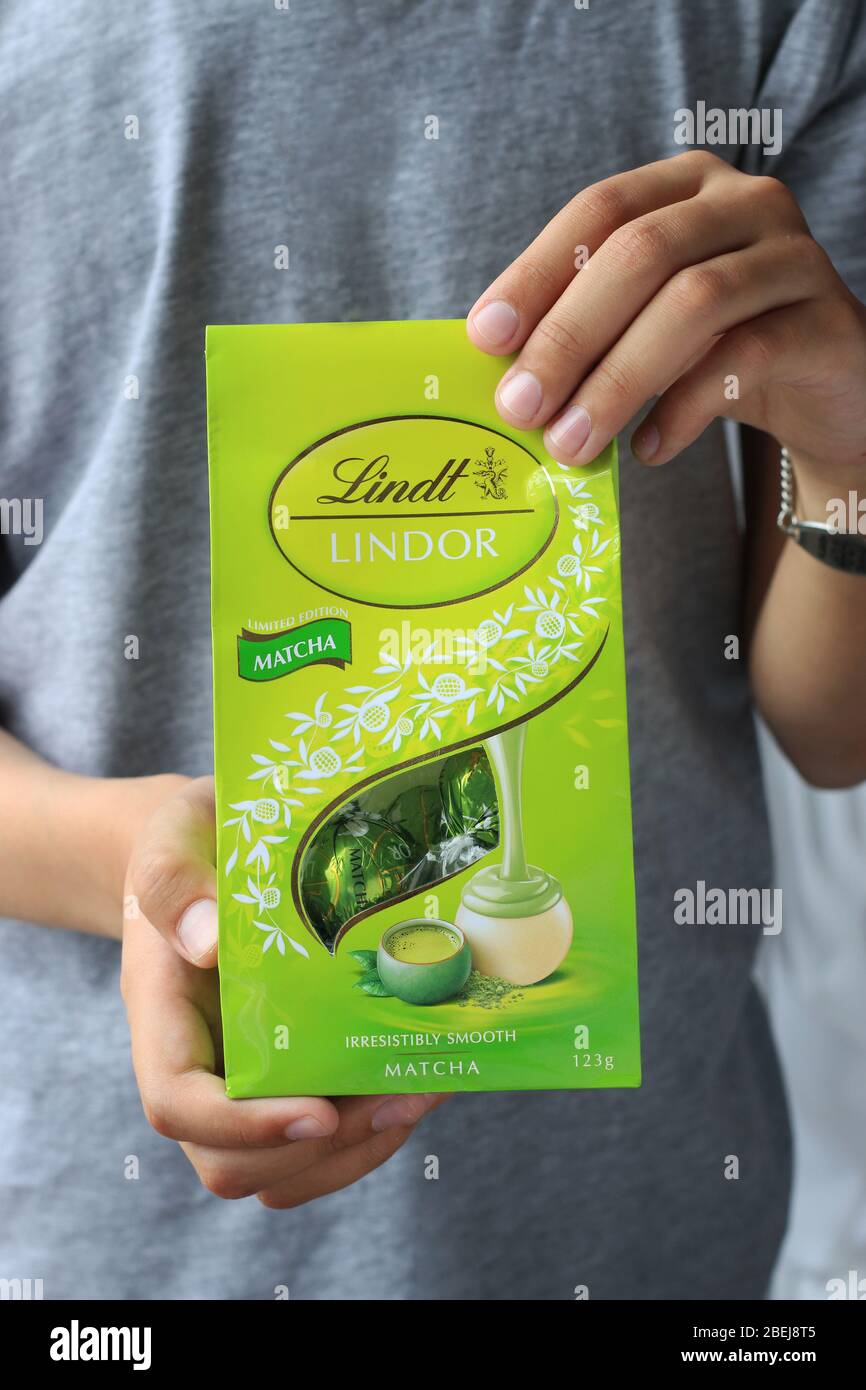 Primer plano de Lindt Lindor Matcha té sabor Chocolates Foto de stock