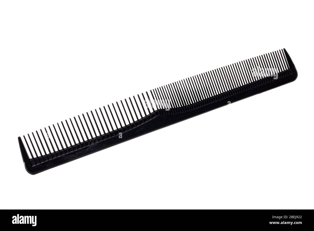 Herramientas de peluquería aisladas. Primer plano de un peine-guía negro aislado sobre un fondo blanco. Equipamiento de peluquería. Fotografía macro. Foto de stock