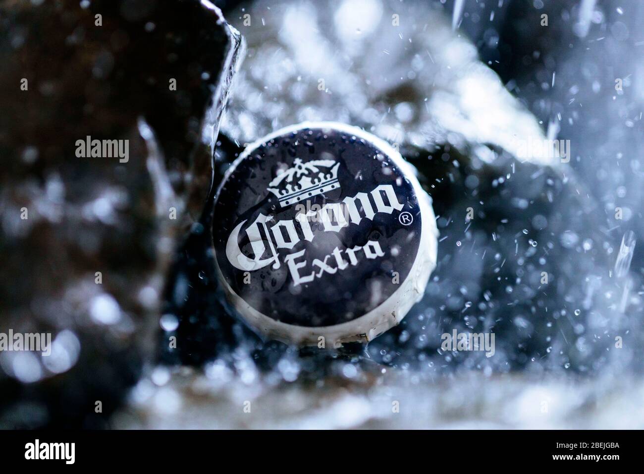 Una tapa de la Marca Corona Extra, cuya producción la cervecería mexicana cesó temporalmente durante la crisis de la corona | uso en todo el mundo Foto de stock