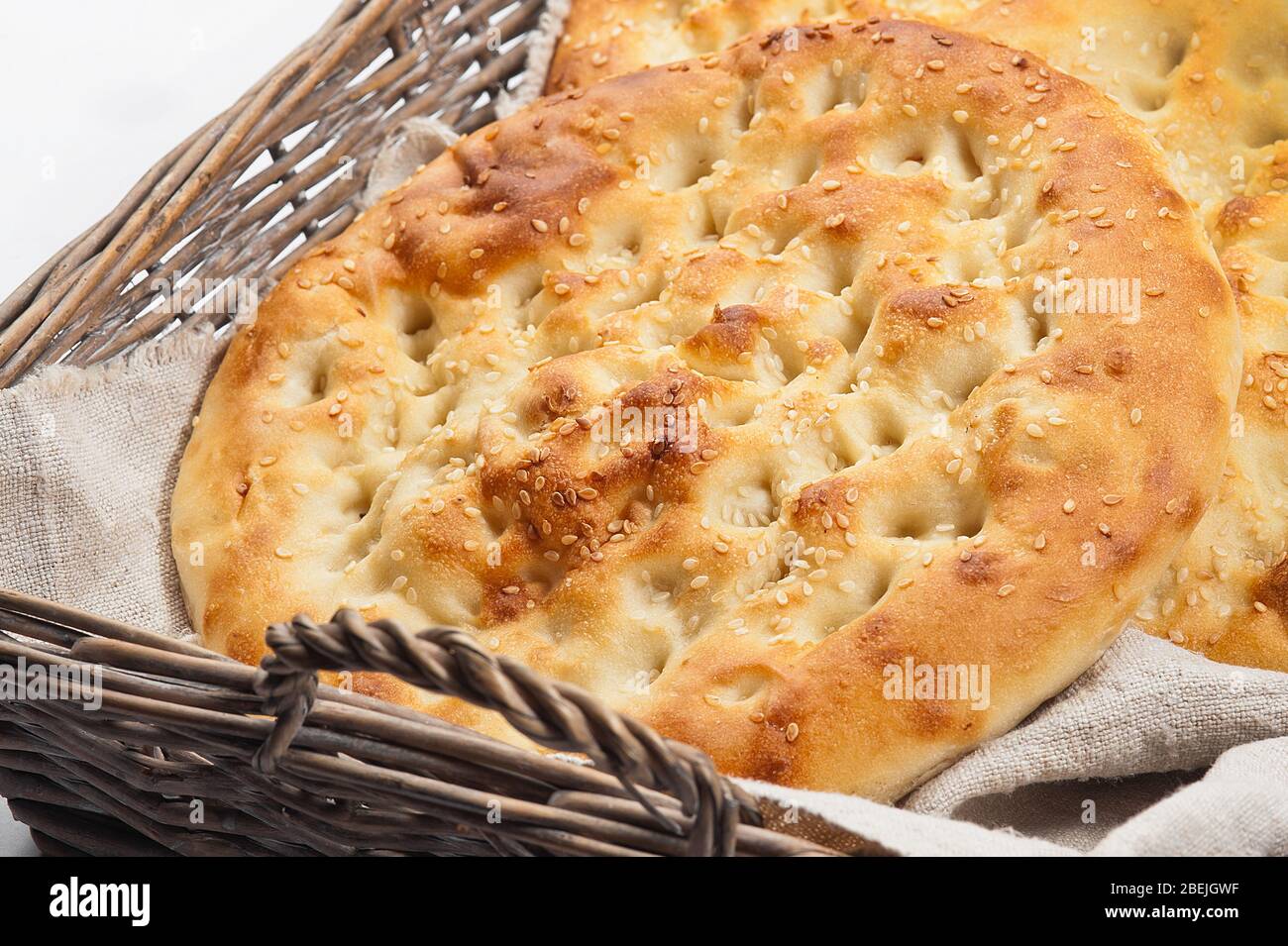 Tortilla de gozleme turco sobre fondo blanco. Cocina tradicional turca