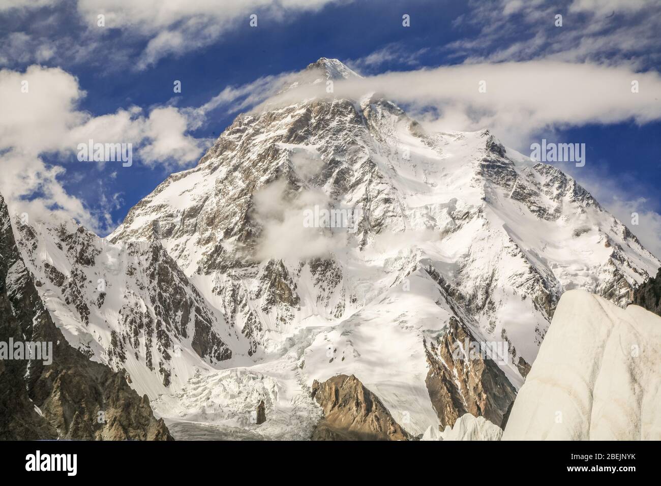 K2, la segunda montaña más alta del mundo. Situado en las montañas  Karakoram, en el norte de Pakistán Fotografía de stock - Alamy