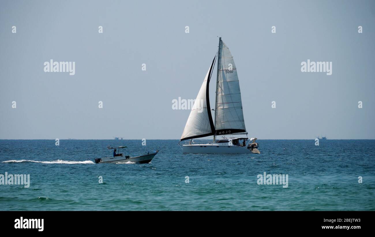 Yate de lujo en el mar turquesa Foto de stock