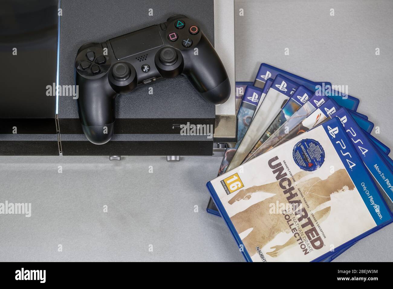 Títulos de juegos para PlayStation 4 junto a la vista superior del  dispositivo. Serie de portadas para juegos de PS4 junto a la consola de  juegos de Sony y el mando inalámbrico