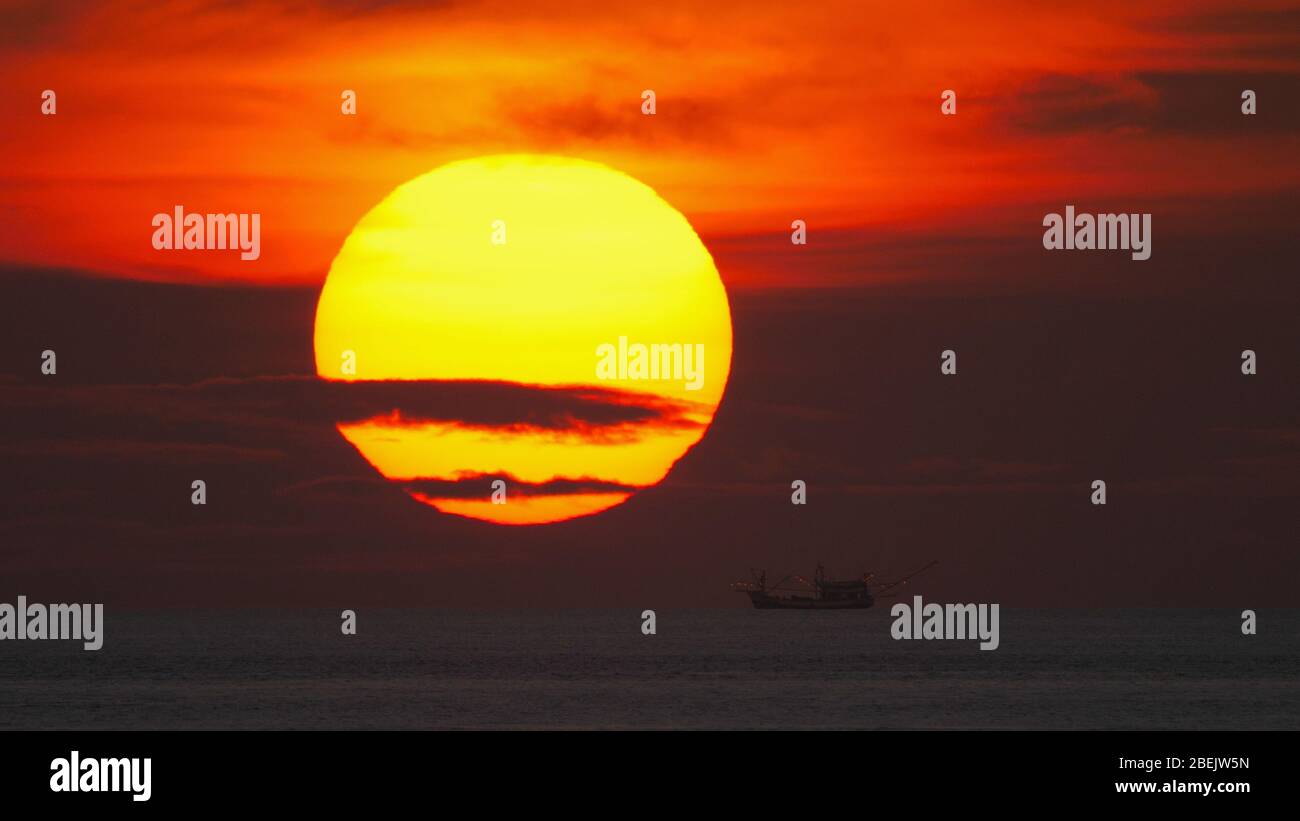 Hermosa puesta de sol sobre el mar Foto de stock