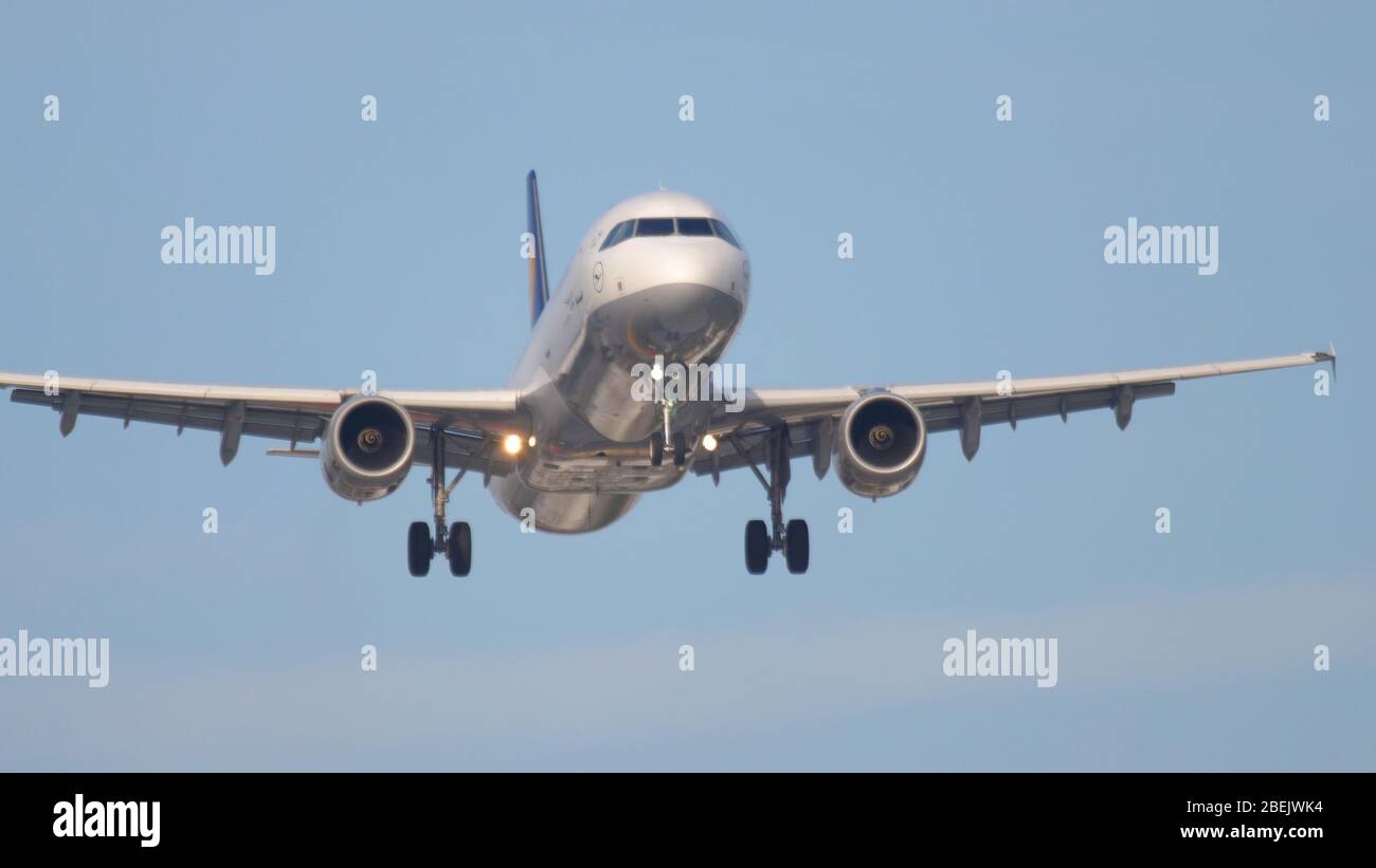 Se aproxima el avión Lufthansa Foto de stock