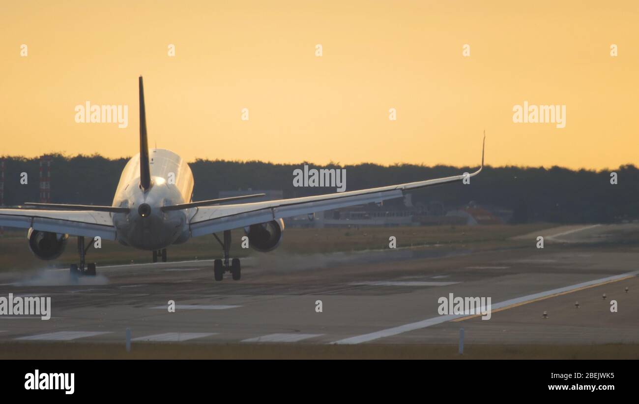 Aterrizaje del avión a primera hora de la mañana Foto de stock