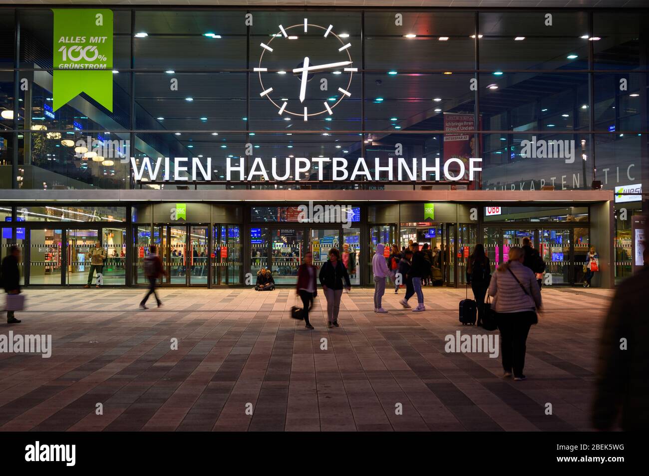 Viena, Austria. 2019/10/29. 'Wien Hauptbahnhof' – Estación Principal de Viena, la estación principal de trenes de Viena. Filmado por la noche. Foto de stock