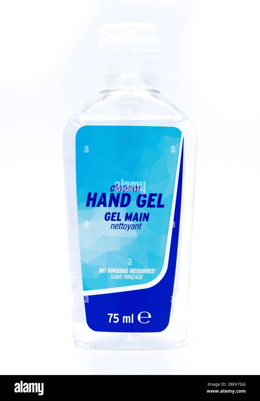 Botella de gel desinfectante para manos cortada aislada sobre fondo blanco Foto de stock