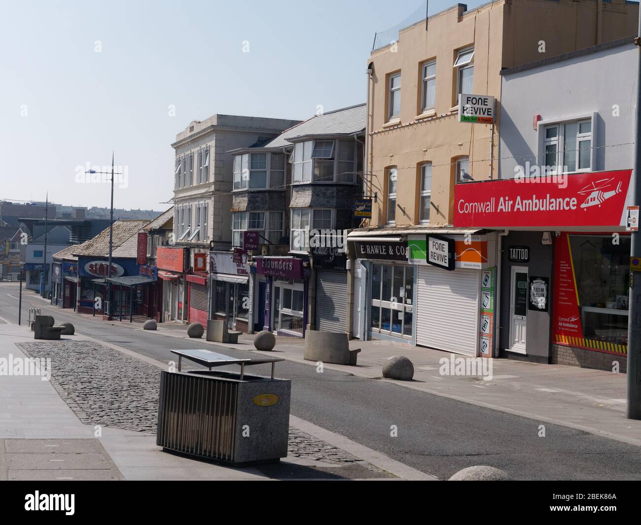 Una ciudad desierta durante la pandemia de Covid Newquay Cornwall Reino Unido Foto de stock