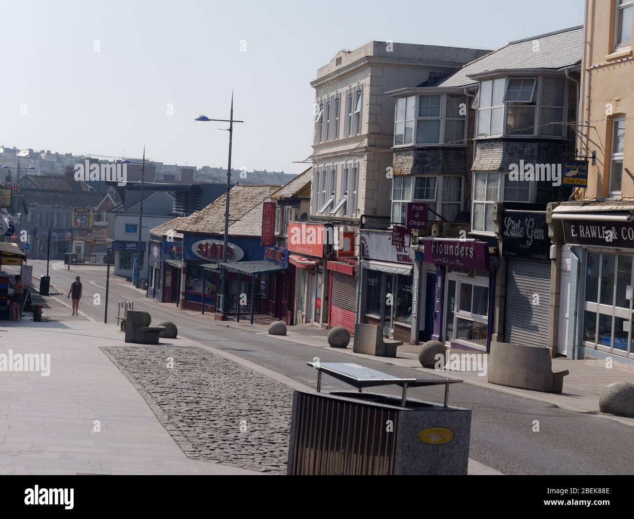 Una ciudad desierta durante la pandemia de Covid Newquay Cornwall Reino Unido Foto de stock