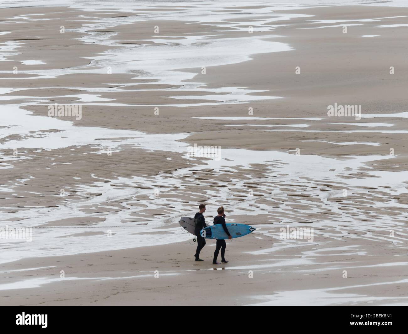 Newquay, Cornwall, Crantock Beach y Fistral Bay figuras solitarias caminar y hacer ejercicio durante el cierre de Covid. Crédito: Robert Taylor/Alamy Live Foto de stock