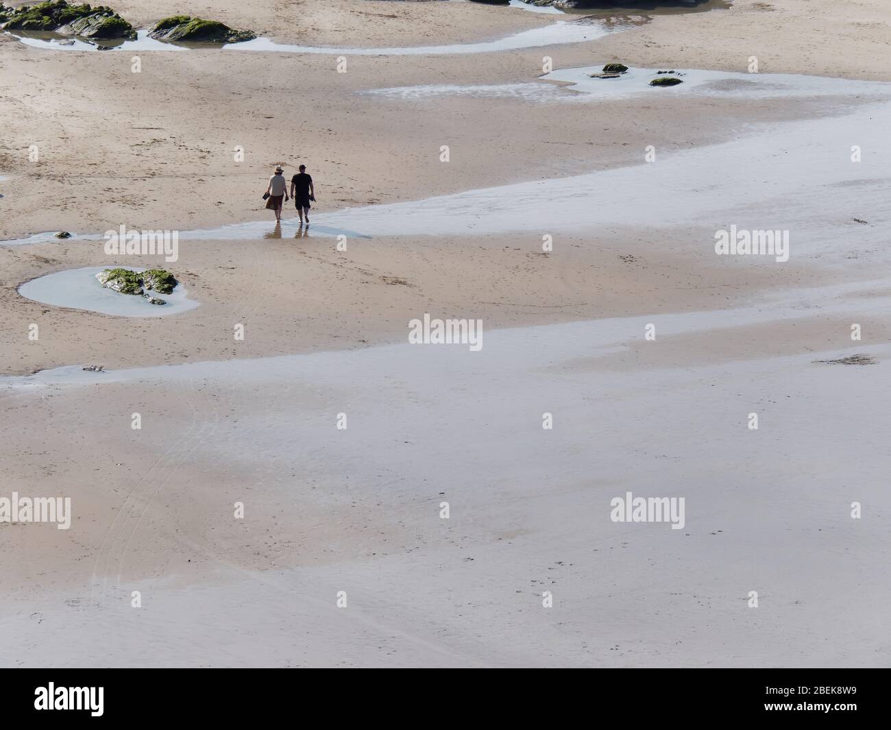 Newquay, Cornwall, Crantock Beach y Fistral Bay figuras solitarias caminar y hacer ejercicio durante el cierre de Covid. Crédito: Robert Taylor/Alamy Live Foto de stock