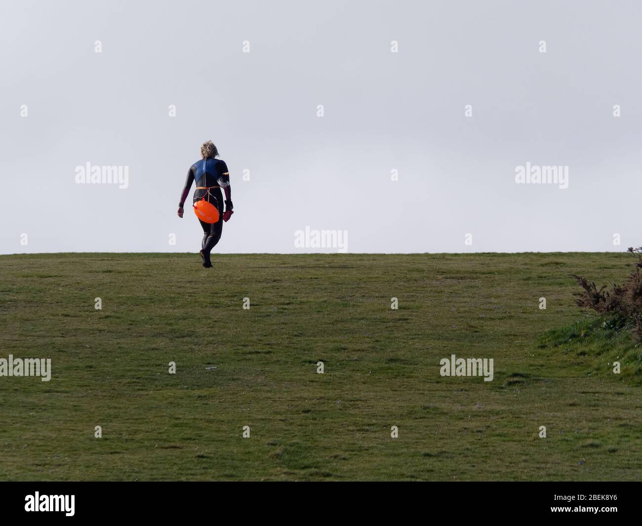 Newquay, Cornwall, Crantock Beach y Fistral Bay figuras solitarias caminar y hacer ejercicio durante el cierre de Covid. Crédito: Robert Taylor/Alamy Live Foto de stock
