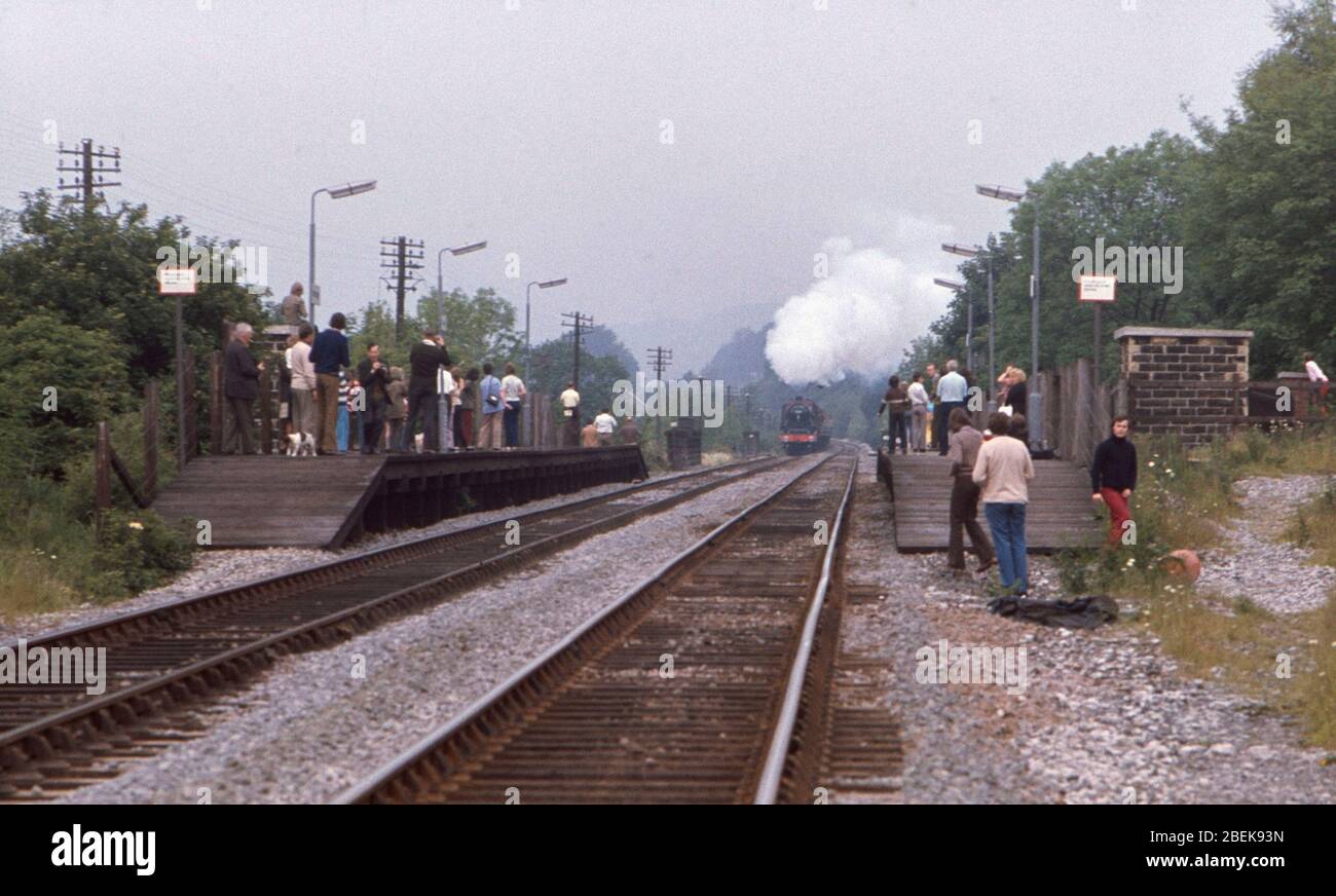 1976, entusiastas del ferrocarril viendo trenes de vapor de línea principal, norte de Inglaterra, Reino Unido Foto de stock
