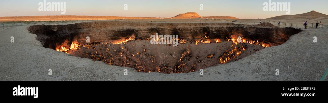 Fotos panorámicas del cráter Darvasa, también conocido como la puerta del Infierno, el cráter de gas en llamas en Darvaza (Darvasa), Turkmenistán Foto de stock