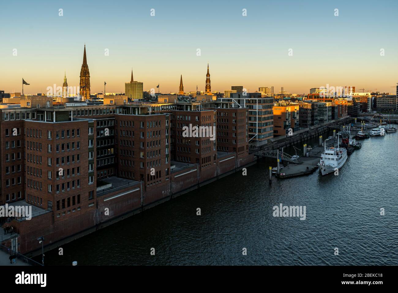 Vista panorámica del puerto de Hamburgo en la ciudad de Hafen en el río Elba al atardecer/crepúsculo desde la plataforma de observación de la Elbphilharmonie Foto de stock