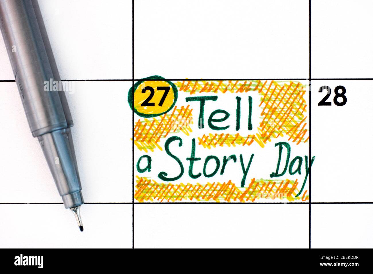 Recordatorio contar un día de historia en el calendario con lápiz. Abril 27. Foto de stock