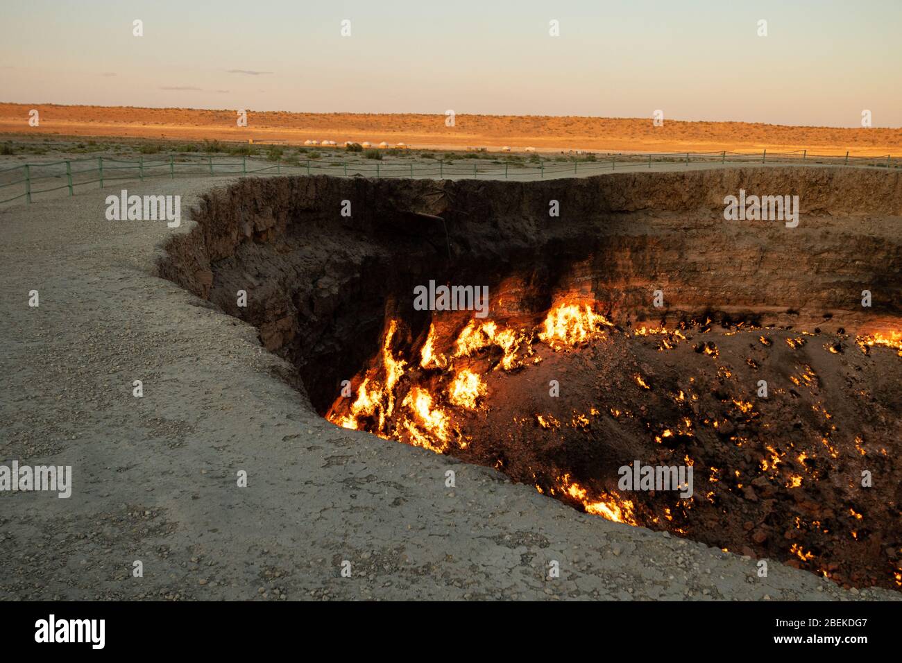 Puesta de sol en el cráter Darvasa, también conocido como la puerta del Infierno, el cráter de gas en llamas en Darvaza (Darvasa), Turkmenistán Foto de stock